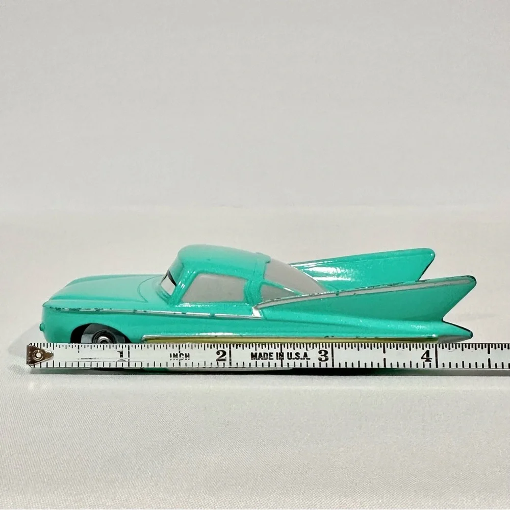 Disney Store Cars 1:43 Deluxe Die-cast Flo & Ramone